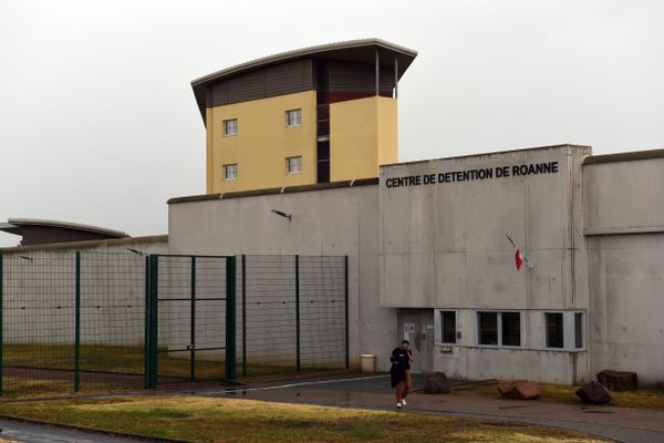 Les surveillants auraient été occupés par un autre détenu le soir du drame, selon des éléments rapportés par la famille du défunt. 