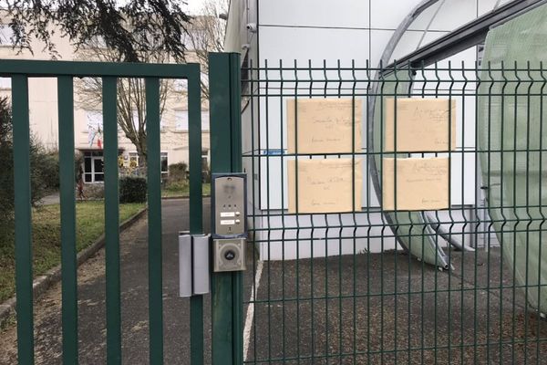 Les enveloppes sont mise à disposition des élèves sur les grilles de l'établissement.