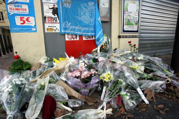 Les bouquets déposés devant le distributeur où les trois militaires du 17ème RGP de Montauban ont été pris pour cible par Mohammed Merah.