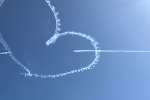 Un coeur géant est apparu dans le ciel bleu d'Annecy ce mardi 28 août 2018.