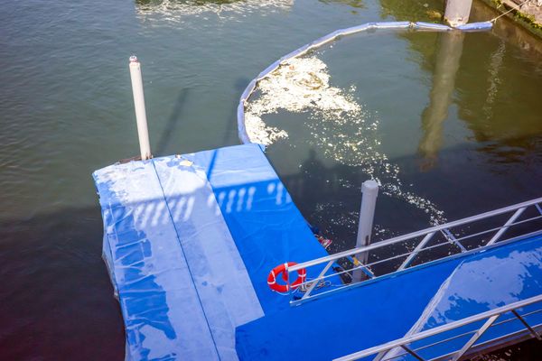 Un ponton et un barrage flottant anti-pollution installés sur la Seine au niveau du pont Alexandre-III et du Grand Palais pour les épreuves test de triathlon le 17 août 2023.