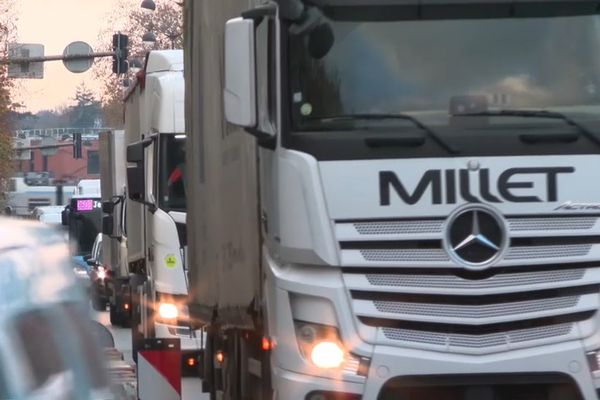 En empruntant le centre-ville de Melun, les poids lourds créent de nombreux bouchons et ralentissements