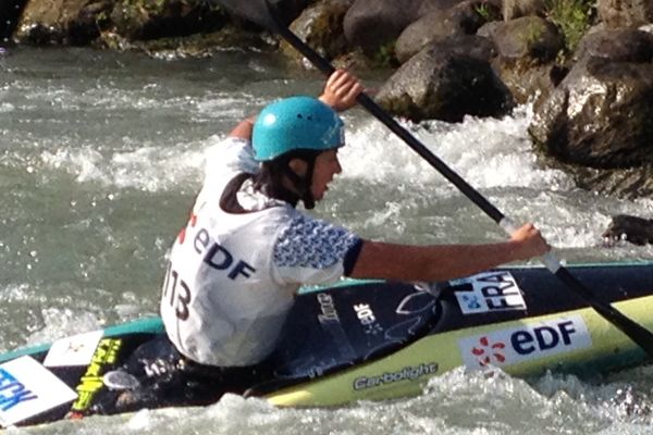 Marie-Zélia Lafont dans les eaux du stade d'eaux-vives