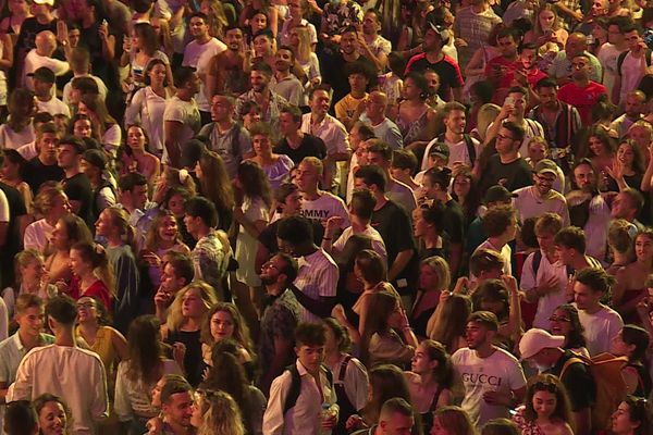 Dans la foule, personne ne porte le masque et ne respecte la distance barrière.