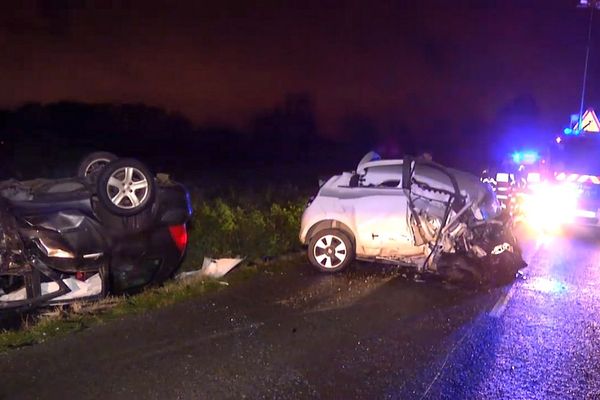 Le choc frontal entre les deux voitures a été extrêmement violent.