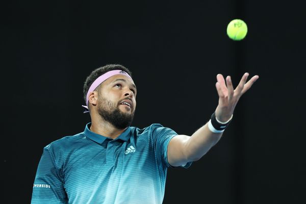 Jo-Wilfried Tsonga, désormais 210e joueur mondial, s'est imposé dans le duel 100% français contre Gilles Simon en deux sets pour atteindre les quarts de finale, lors de la 3e journée du tournoi de Montpellier, mercredi.