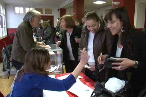 Les militants pendant le vote