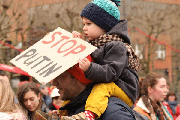 Un enfant lors du rassemblement de Toulouse en soutien à l'Ukraine du dimanche 13 mars 2022.