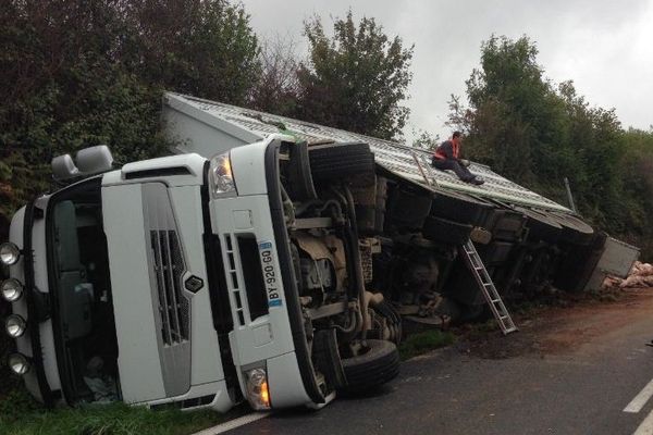 Le camion au fossé sur la RD 748 à Secondigny (79).