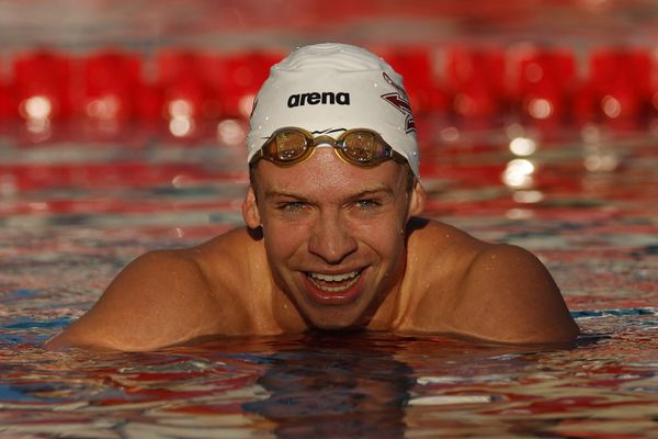 De retour des Etats-Unis, le quintuple champion du monde de natation Léon Marchand se prépare avec les Dauphins du TOEC aux championnats de France qui débutent ce 16 juin, qualificatifs pour les Jeux olympiques de Paris.