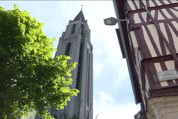 Dans le quartier médiéval de Rouen, le clocher XXe de l'église Saint-Nicaise