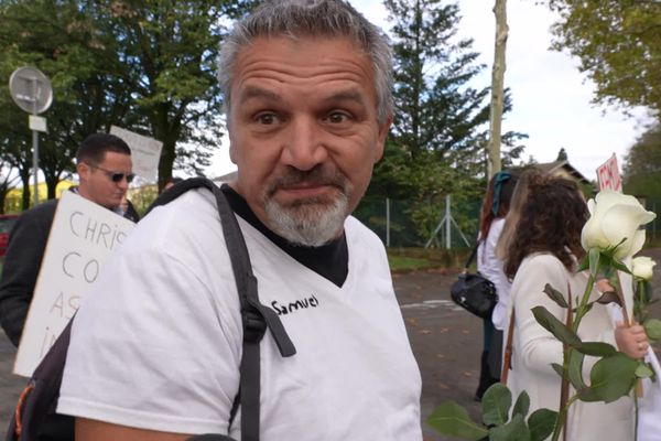 Samuel, fils de Christiane Commeau, se désole du peu de nombre à la marche blanche annuelle en mémoire de sa mère.