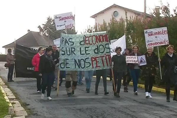 Manifestation des parents d'élèves de Jumilhac-le-Grand pour exiger l'ouverture d'une classe supplémentaire 