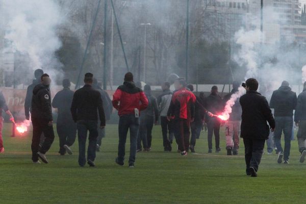 La séance d'entrainement a finalement été écourtée par le jet d'un pétard et de trois fumigènes.
