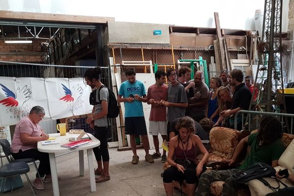 Les bénévoles du secours populaire inscrivent les vendangeurs qui travaillent dans le Médoc.