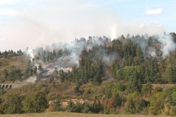 En Haute-Loire, un feu de végétation s'est déclenché dans la commune de Monastier-sur-Gazeille, ce vendredi 18 septembre.