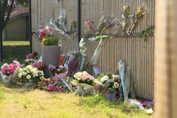 A Clessé (Saône-et-Loire), de nombreux bouquets de fleurs avaient été déposés pour rendre hommage à Emma, 14 ans.