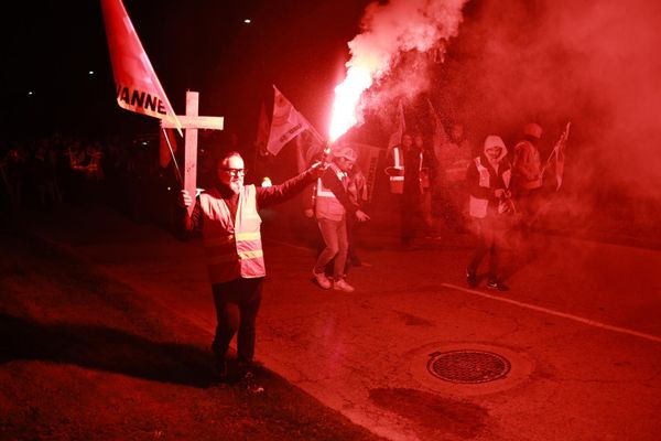 Pour symboliser la mort de leur usine, les salariés du site Michelin à Vannes ont planté des croix devant leur site de production ce vendredi 8 novembre 2024.