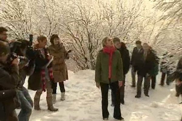 La ministre de l'écologie, Delphine Batho, a chaussé les souliers de randonnée et bravé la neige pour apporter son soutien à la candidature de la chaîne des Puys à une inscription au patrimoine mondiale de l'UNESCO. http://auvergne.france3.fr/2013/01/11/la-ministre-de-l-ecologie-soutient-la-candidature-de-la-chaine-des-puys-au-patrimoine-de-l-unesco-179025.html