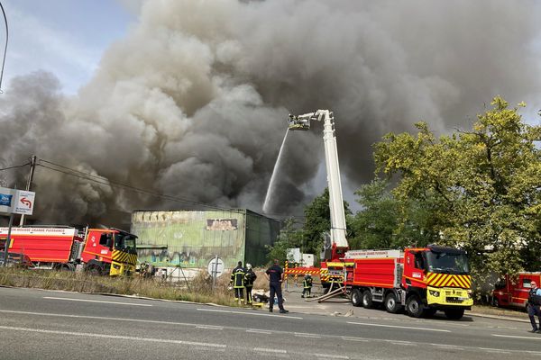 Un incendie s'est déclaré à la mi-journée dans un entrepôt de 2000 m2 à Carbon-Blanc, au nord de la métropole de Bordeaux.