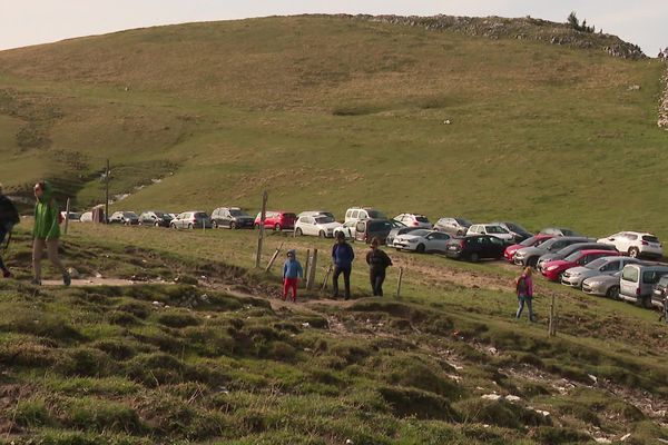 Le parking situé au pied du Charmant Som, dans le massif de la Chartreuse, en Isère, est souvent saturé de voitures en période estivale.