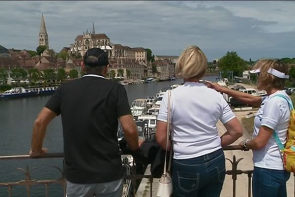 Arrivés sur l'Yonne, les Hollandais découvrent la ville d'Auxerre, dimanche 9 juin.