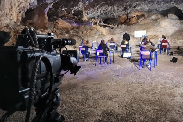 Les collégiens de Tarascon participent à l'enregistrement de l'émission de télévision " Tous prêts pour la dictée" dans la grotte de Bedeilhac en Ariège.