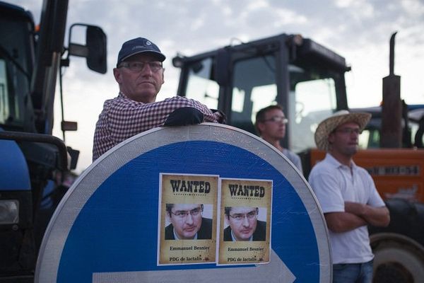 Des agriculteurs remontés devant le siège de Lactalis le 25 août dernier   