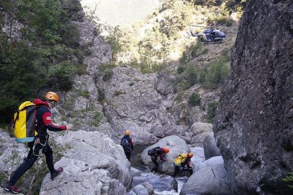 le Canyon de Soicu, lors de recherches des victimes. Au moment de l'accident, une vague de 3 mètres s'est formée et a surpris le groupe de 7 personnes