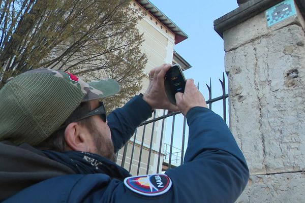 Dans les rues de Grenoble, plusieurs habitants se sont lancés dans la chasse aux Space Invaders.