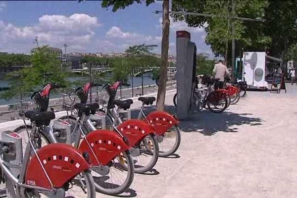 Les vélos en libre-service, les "Vélo'V" Lyonnais, ont très vite séduit les Lyonnais.