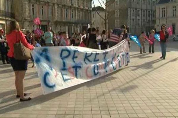 Manifestantes devant la préfecture à Poitiers