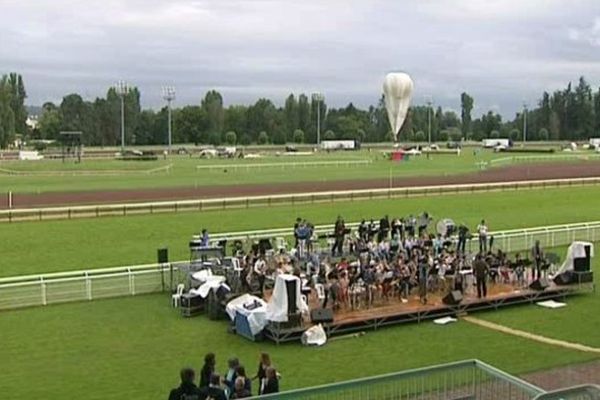 Derniers préparatifs sur l'hippodrome de Vichy-Bellerive avant le décollage, vendredi à la tombée de la nuit, des 17 équipages de la 58ème coupe Gordon-Bennett.