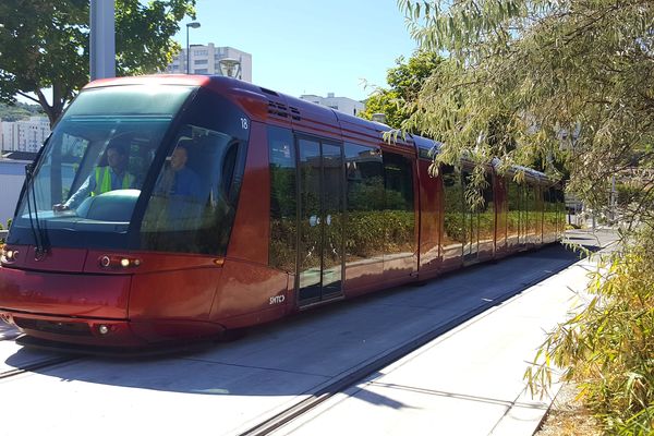 Après deux mois et demi d'entretien des voies, et une semaine de circulation à vide, le tramway de Clermont-Ferrand reprend enfin de l'activité.