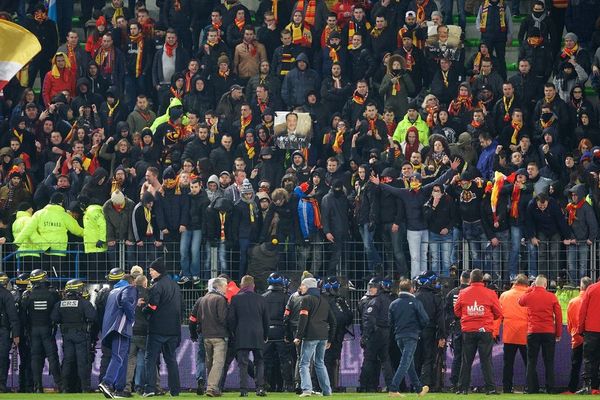 Les supporters lensois ont tenté d'envahir le terrain lors du dernier match du RCL à Caen