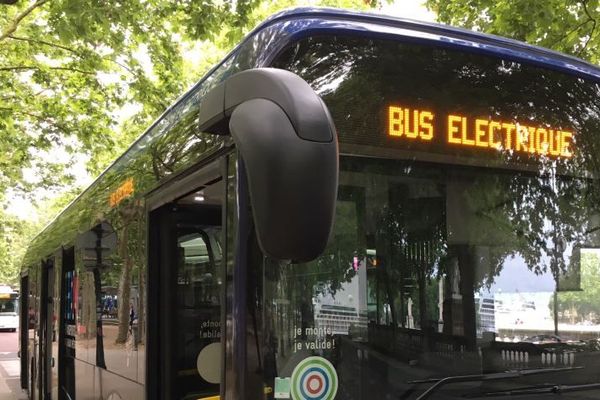 Le BlueBus du groupe Bolloré est en circulation pendant quinze jours sur la liane 15. Sept autres bus électriques de différents constructeurs seront également testés en conditions réelles ces prochains mois.