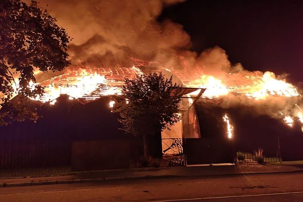 Des affrontements entre jeunes et policiers ont fait plusieurs blessés et ont provoqué l'incendie d'un chapiteau de cirque.