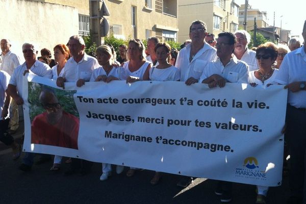 Des centaines de personnes dans la rue à Marignane pour rendre hommage à Jacques Blondel, tué alors qu'il voulait arrêter des braqueurs.