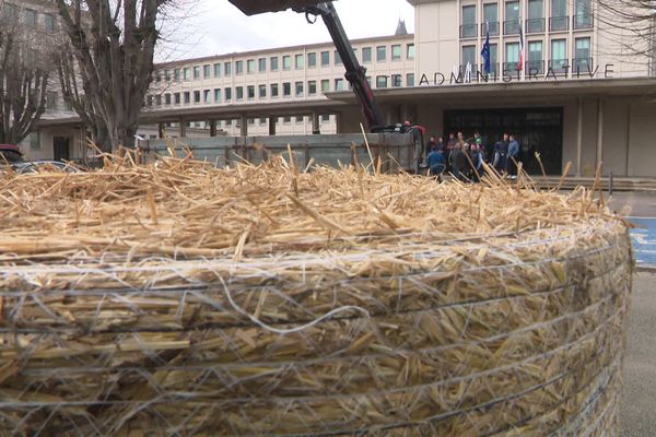 Des rouleaux de paille installés devant la préfecture de l 'Eure vendredi 15 mars 2024.