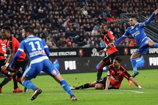 Rennes contre l' Olympique de Marseille ( OM ) au Roazhon Park à Rennes : Le but de Cabella et la joie des Marseillais