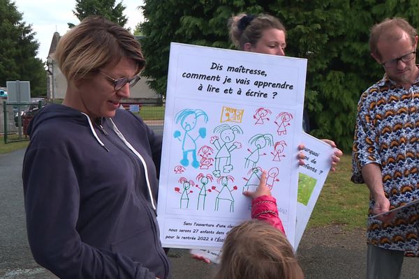 Les enfants de l'école ont donné de leur personne pour demander l'ouverture d'une classe à la rentrée