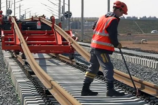 Bouillargues (Gard) - pose des rails géants de 409 mètres sur la future ligne LGV Nîmes-Montpellier - 14 mars 2016.