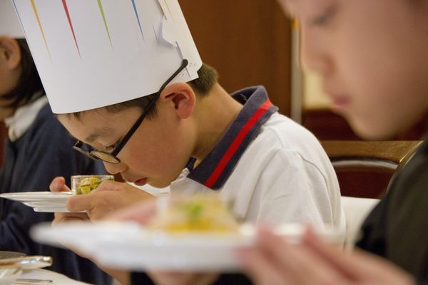 Pendant la semaine du goût les enfants découvrent de nouvelles saveurs. 