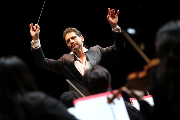 Jean-François Verdier à la tête de l'orchestre Victor Hugo France-Comté