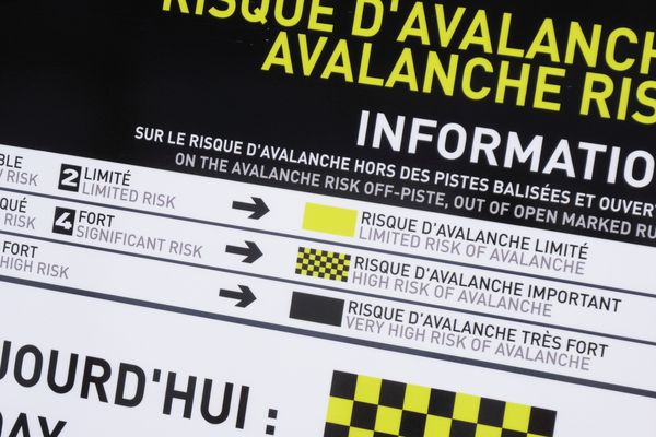 Le weekend des 26 et 27 janvier est marqué par un fort risque d'avalanche dans les massifs des Pyrénées-Orientales. Après d'importantes chutes de neige, la forte remontée des températures pourrait entraîner des départs d'avalanches.