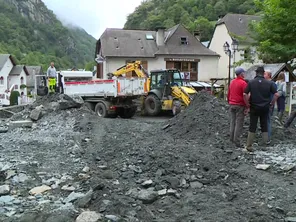 Des milliers de mètres cubes de cailloux ont recouvert le village d'Etsaut.