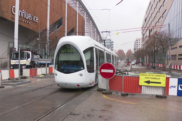 (image d'archive) Le tramway T2 a vu son trafic interrompu et remplacé par des bus, le temps de l'intervention des sapeurs-pomiers, dans le 7ème arrondissement