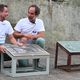 Matthias et Barthélémy Lambert devant la plaque en hommage à leur arrière-arrière grand-père Ernest Mouchez.