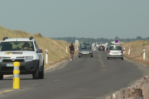 La route est très fréquentée par les cyclistes et automobilistes.