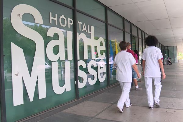 Des soignants devant l'hôpital Sainte-Musse de Toulon.